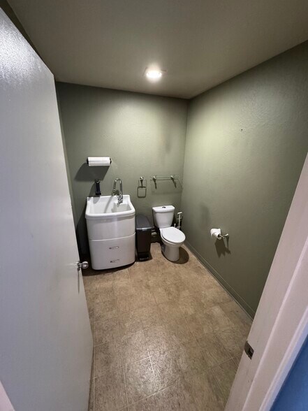 More Photos Of 1206 S Amphlett Blvd, San Mateo Warehouse For Lease