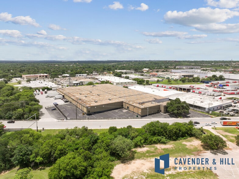 More Photos Of 3200 E Houston St, San Antonio Warehouse For Sale