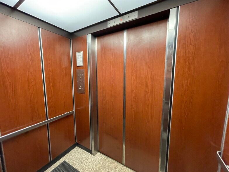 More Photos Of 120 W Park Ave, Long Beach Office For Sale