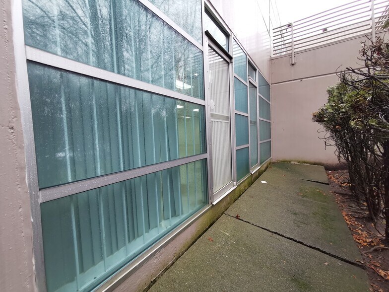 More Photos Of 3871 N Fraser Way, Burnaby Showroom For Lease