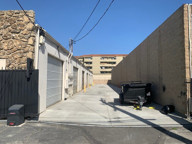 More Photos Of 11020-11040 Mercantile Ave, Stanton Warehouse For Lease