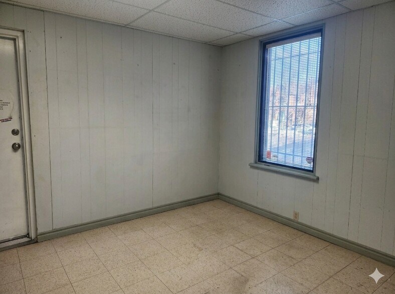 More Photos Of 477-479 Main St E, Hamilton Office For Sale
