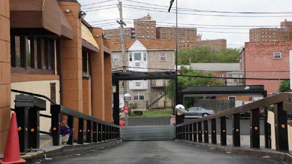 More Photos Of 450 Zerega Ave, Bronx Showroom For Lease