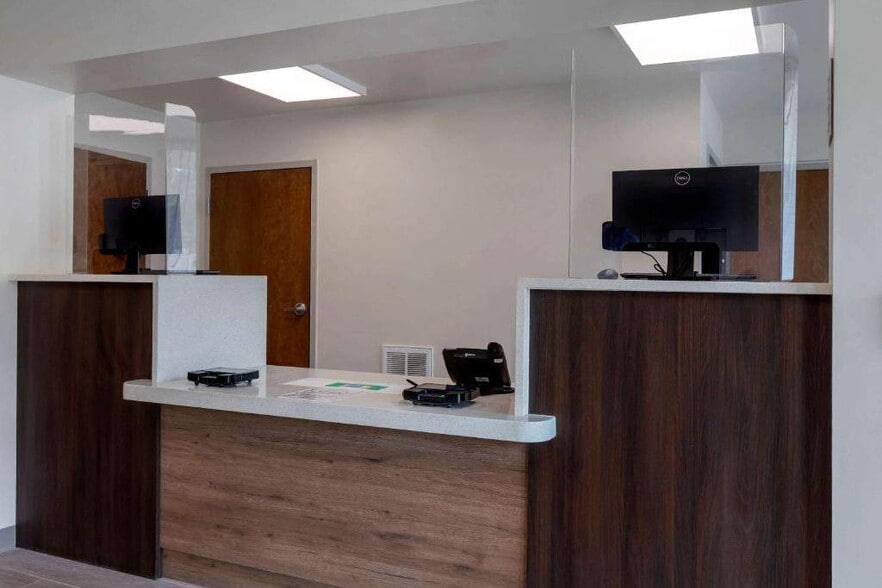 More Photos Of 2595 54th Ave N, Saint Petersburg Hotel For Sale