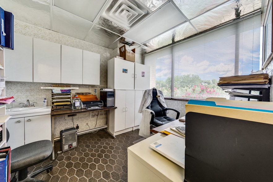 More Photos Of 8345 Walnut Hill Ln, Dallas Medical For Sale