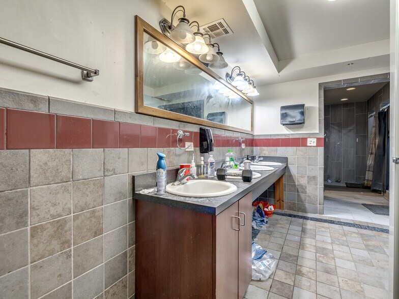 More Photos Of 702 S Lahoma Ave, Norman Dormitory For Sale