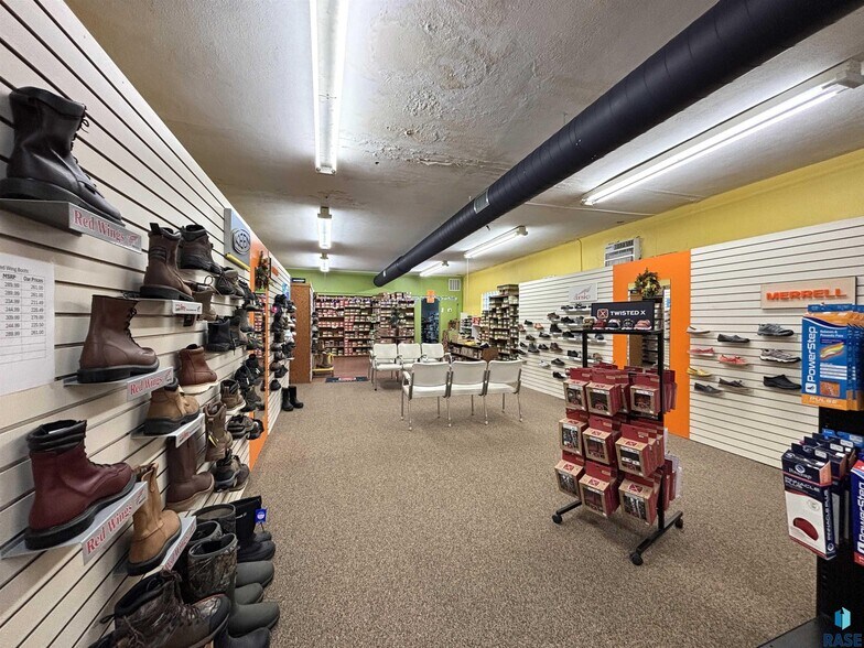 More Photos Of 118 N Broadway Ave, Miller General Retail For Sale