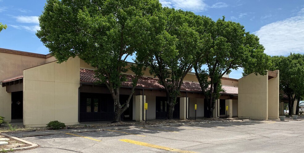 More Photos Of 6100 E Central Ave, Wichita Freestanding For Lease