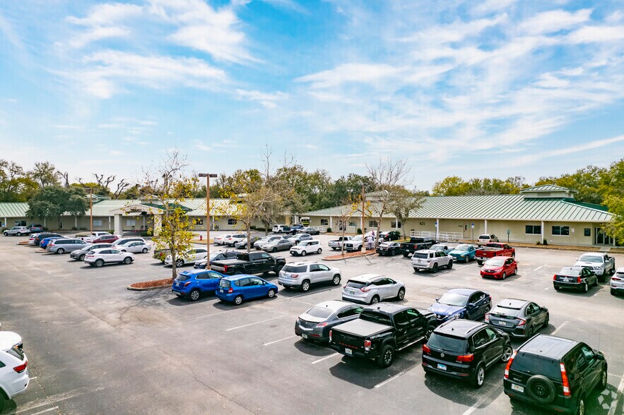 More Photos Of 425-427 S Parsons Ave, Brandon Medical For Lease