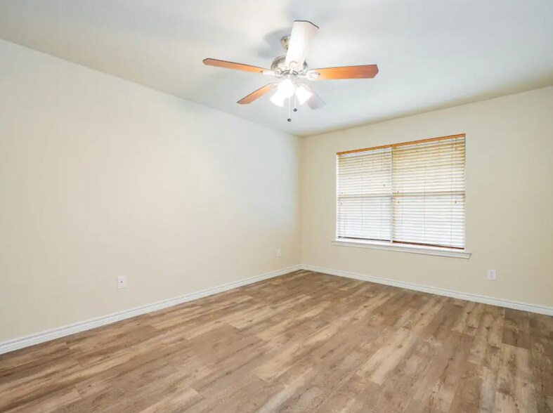 More Photos Of 26 Duplex Portfolio, Commerce Apartments For Sale
