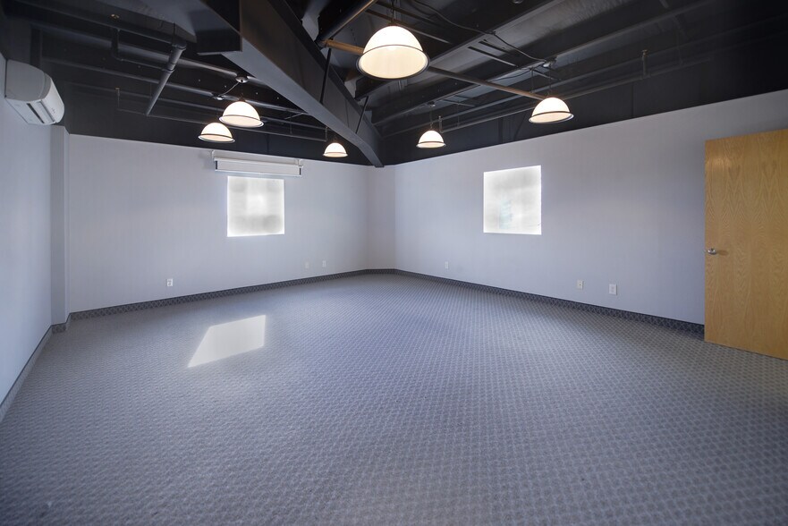 More Photos Of 6748 N Franklin Ave, Loveland Flex For Lease