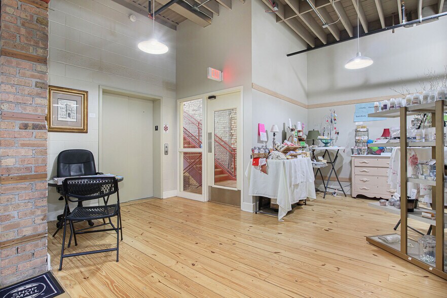 More Photos Of 356 W Western Ave, Muskegon Storefront For Sale