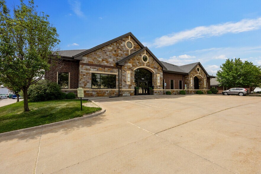 Primary Photo Of 1570 Mall Dr, Iowa City Office For Lease