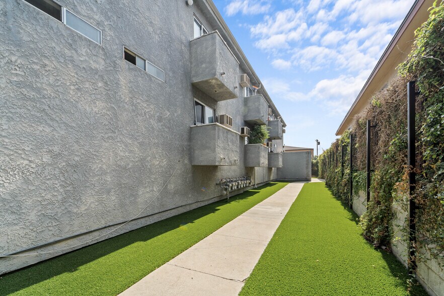 More Photos Of 18356 Napa St, Northridge Apartments For Sale