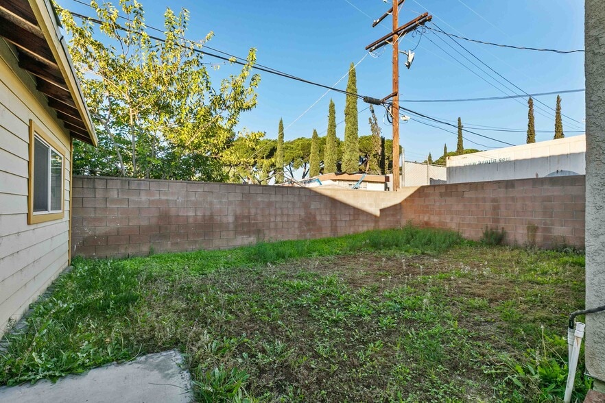 More Photos Of 7317 Clybourn Ave, Sun Valley Contractor Storage Yard For Sale