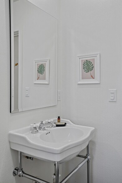 More Photos Of 555 S Warm Sands Dr, Palm Springs Hotel For Sale