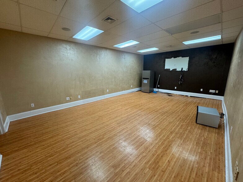 More Photos Of 634 Anderson Ave, Cliffside Park Office For Lease