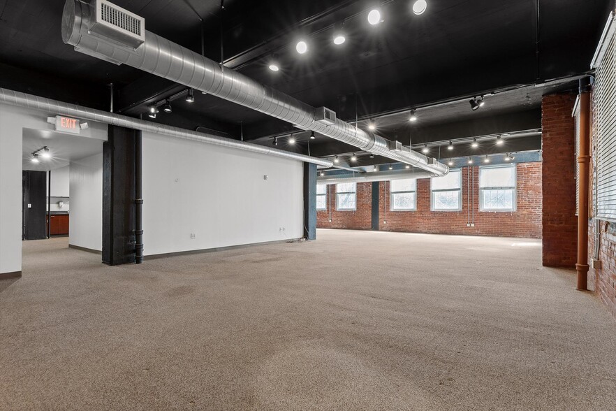 More Photos Of 407 Broad St, Chattanooga General Retail For Lease
