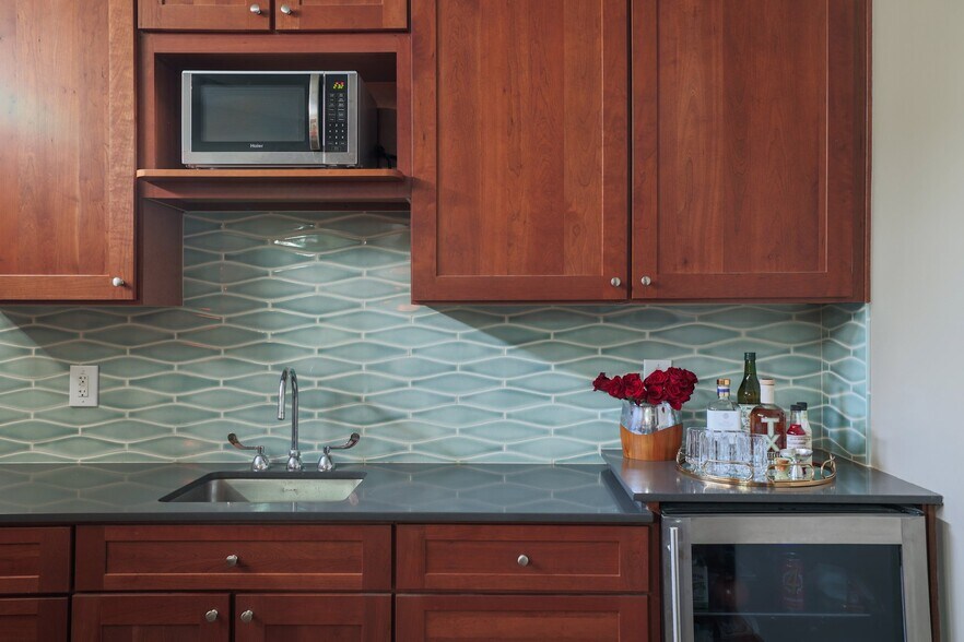 More Photos Of 2205 E 12th St, Austin Movie Radio TVStudio For Sale