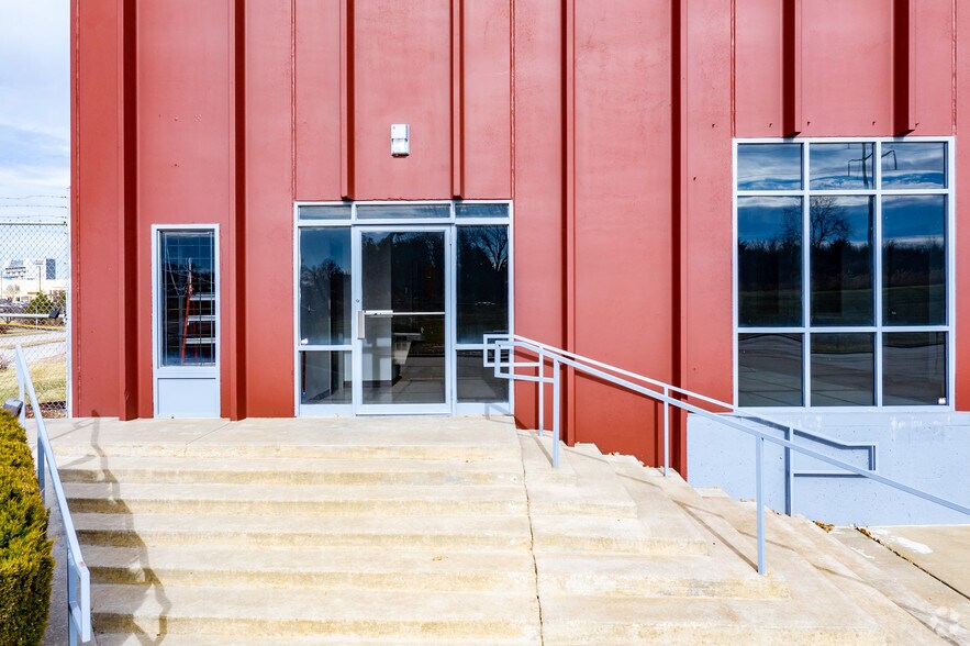 More Photos Of 11651 NW Ambassador Dr, Kansas City Distribution For Lease