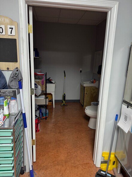 More Photos Of 98 Home Run Rd, Munfordville General Retail For Lease