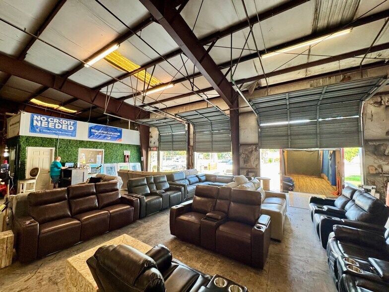 More Photos Of 685 S Yonge St, Ormond Beach General Retail For Sale