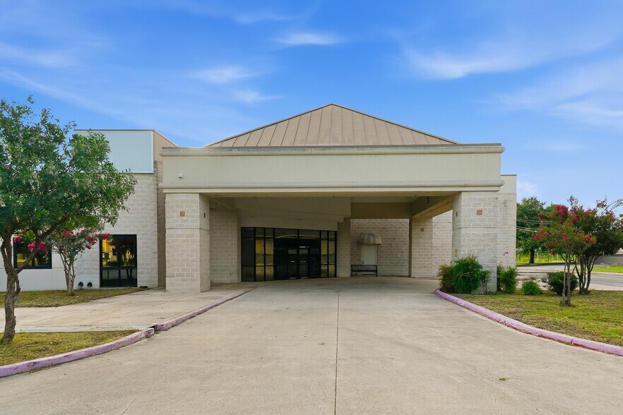 More Photos Of 7400 Barlite Blvd, San Antonio Medical For Lease
