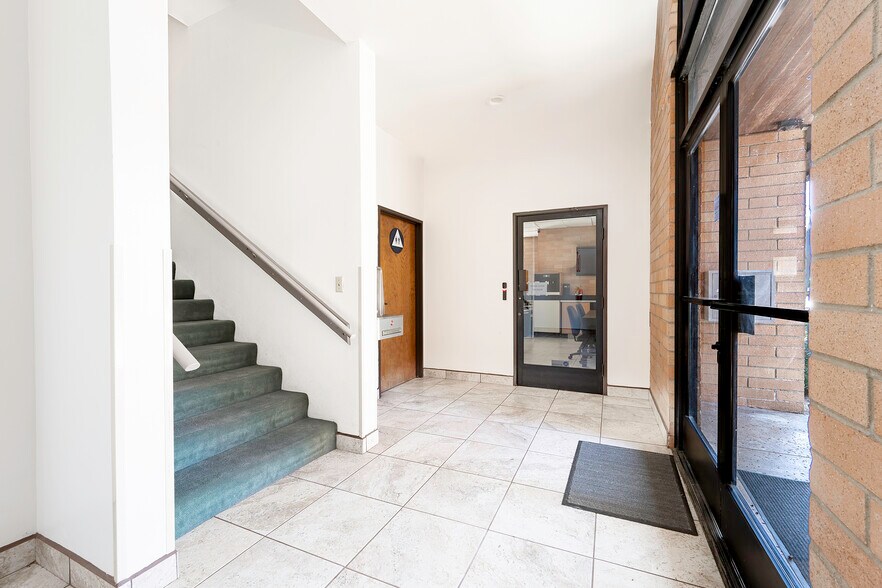 More Photos Of 1982-1984 Obispo Ave, Signal Hill Office For Lease