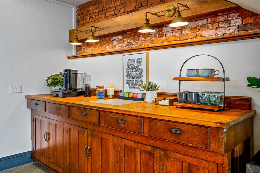 More Photos Of 144 S Main St, Independence Storefront Retail Office For Sale