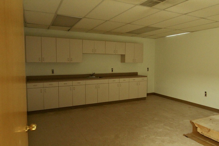 More Photos Of 7821 Bartram Ave, Philadelphia Office For Sale