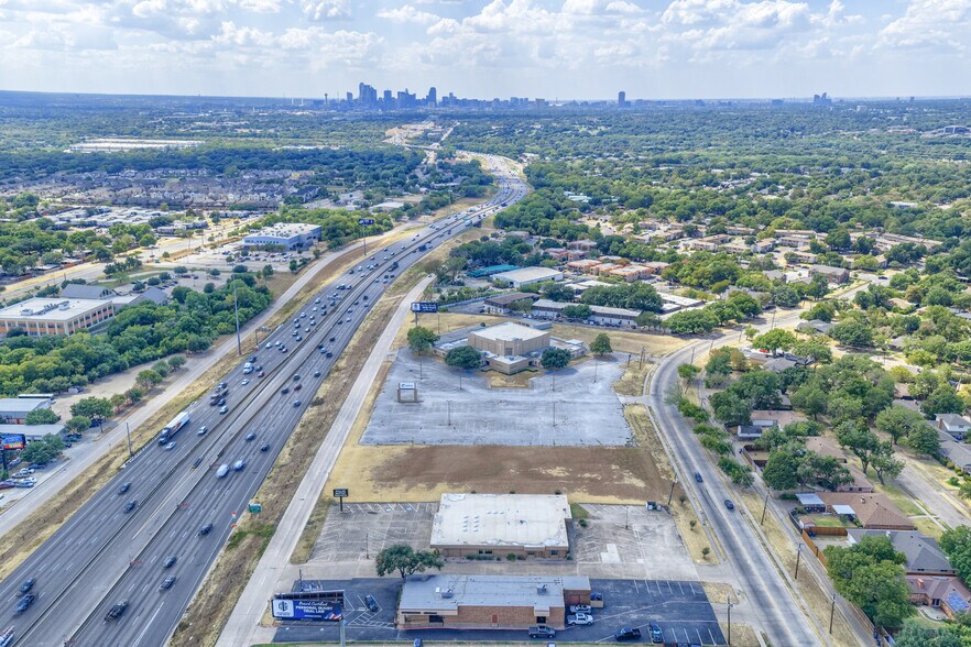 More Photos Of 8001 E R L Thornton Fwy, Dallas Office For Lease