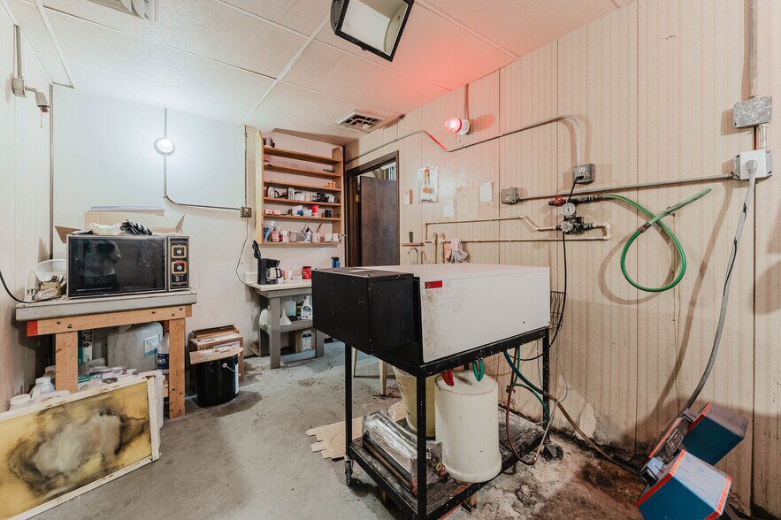 More Photos Of 526 W 11th Ave, Oshkosh Office For Sale