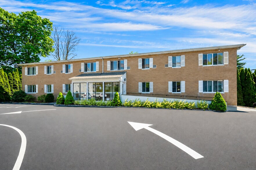 Primary Photo Of 27 Oak St, Stamford Medical For Lease