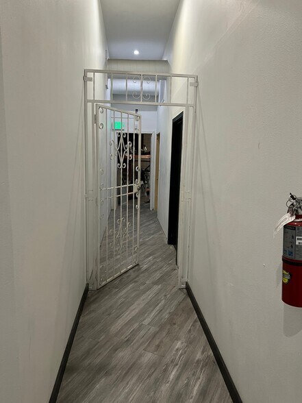 More Photos Of 9121 Woodman Ave, Arleta Storefront Retail Office For Sale