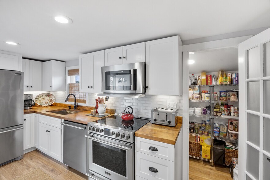 More Photos Of 296 N Main St, Sayville Industrial For Sale