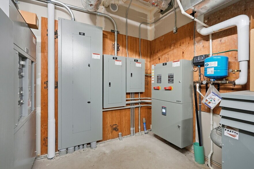 More Photos Of 224 Robot St, Vars Warehouse For Sale