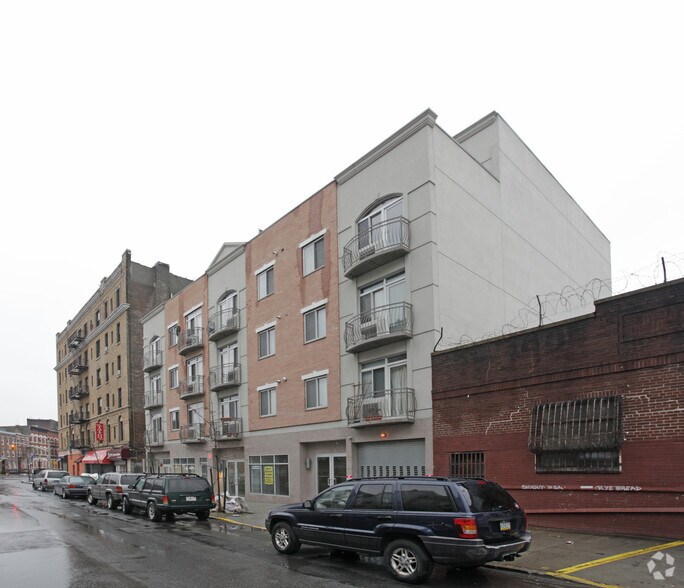 More Photos Of 11 Meserole St, Brooklyn Apartments For Lease