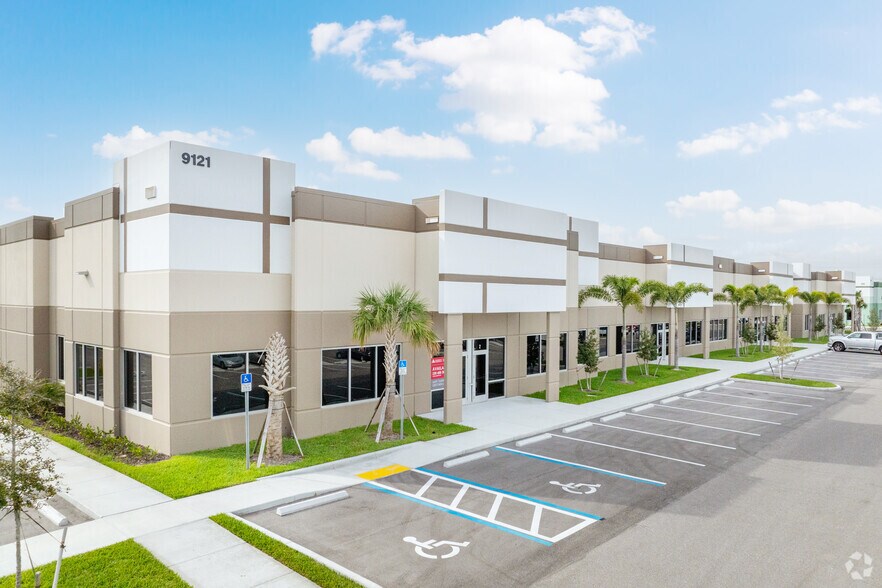 More Photos Of 9121 Centerlinks Commerce Dr, Fort Myers Warehouse For Lease