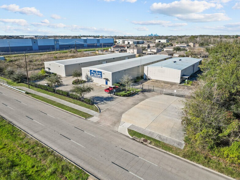 More Photos Of 8051 S Sam Houston Pky, Houston Warehouse For Lease