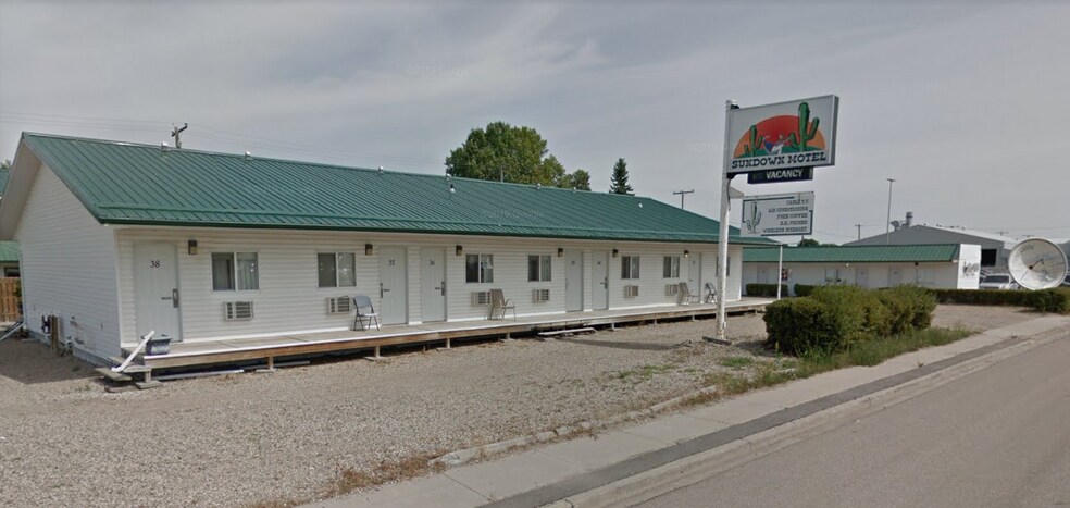 Primary Photo Of 402 1st Ave E, Watrous Hotel For Sale