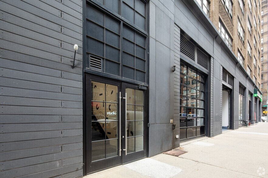 More Photos Of 175 Varick St, New York Office For Lease