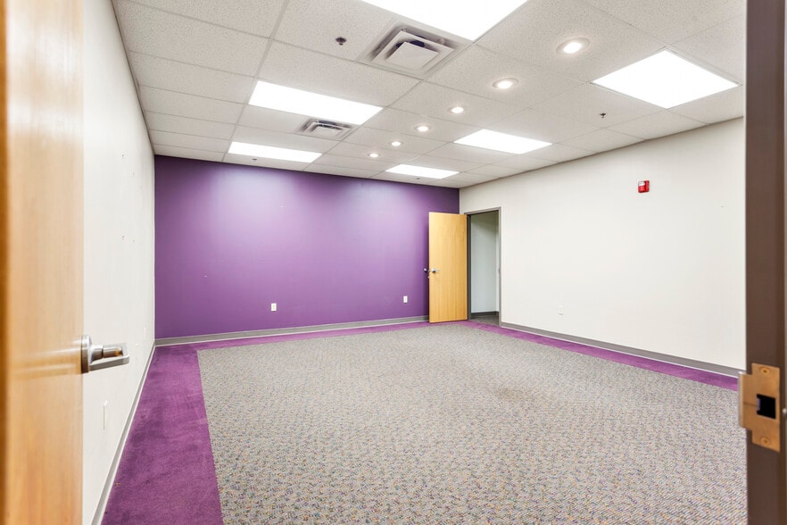 More Photos Of 1211 W Cambridge Circle Dr, Kansas City Warehouse For Lease