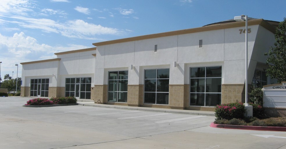 More Photos Of 745 Franklin Ave, Ontario Freestanding For Lease