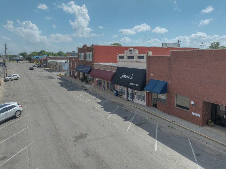 More Photos Of 123 S Broadway St, Checotah Restaurant For Sale