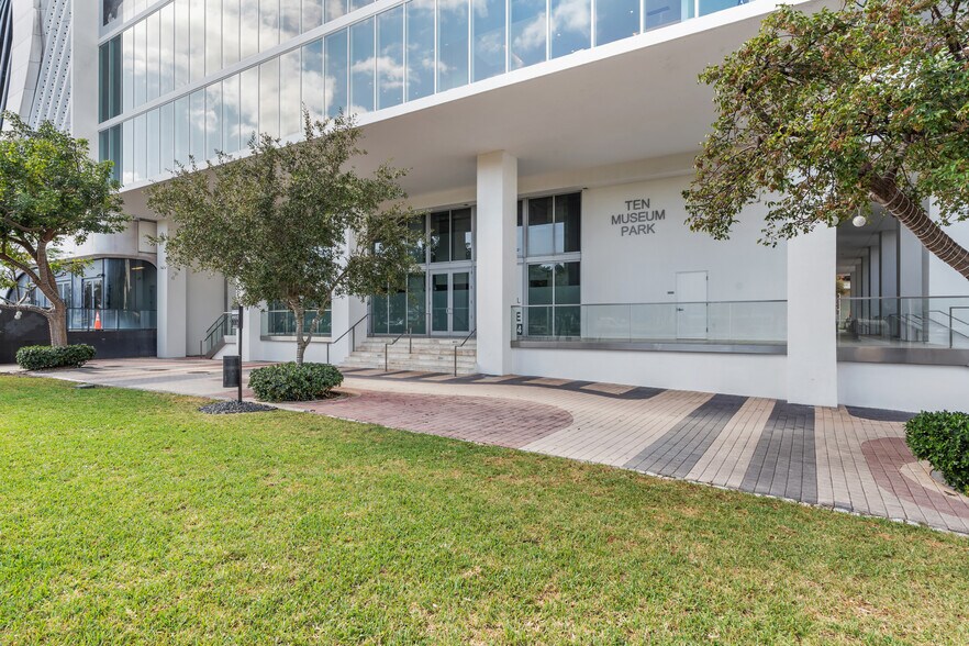 More Photos Of 1040 Biscayne Blvd, Miami Apartments For Lease