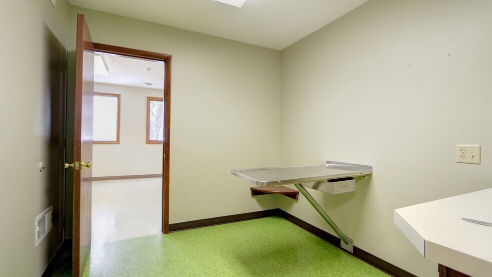 More Photos Of 762 Pre Emption Rd, Geneva Veterinarian Kennel For Sale