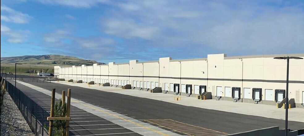 More Photos Of 5205 S Wheeler Ridge Rd, Tejon Ranch Distribution For Lease