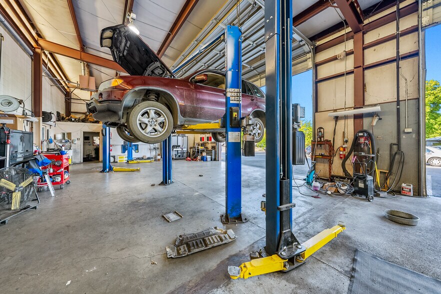 More Photos Of 3311 Biddle Rd, Medford Auto Repair For Sale