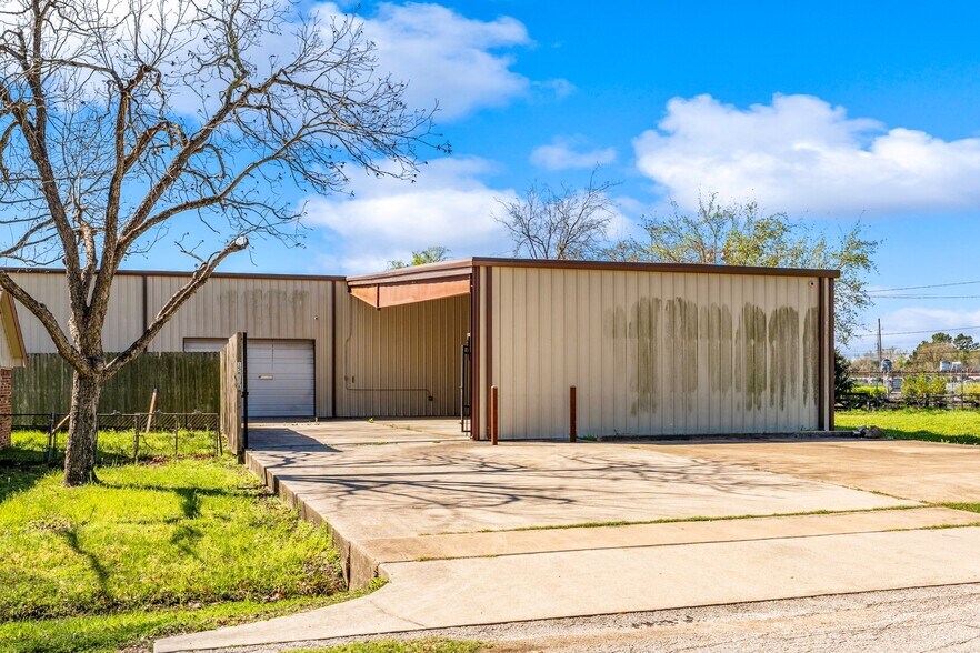 More Photos Of 15811 Manning Dr, Cypress Industrial For Lease