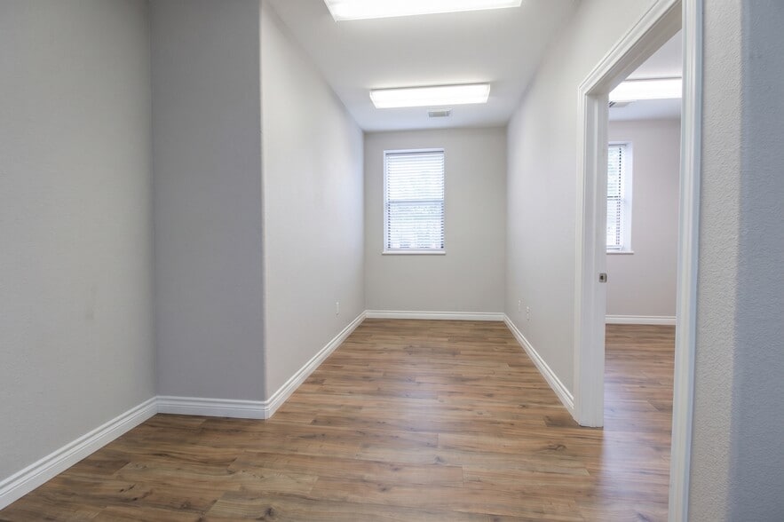More Photos Of 404 Newport Blvd, League City Flex For Sale
